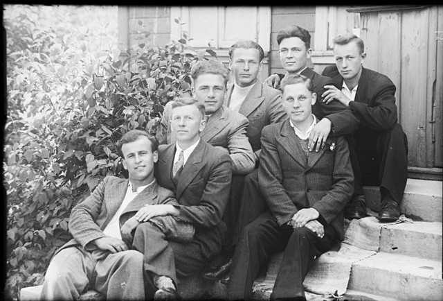 Zdjęcie pochodzi z około 1943 roku. Było ono zrobione przez Władysława Piotrowskiego przed jego domem. Widać na nim grupę przyjaciół z Łap i Daniłowa.