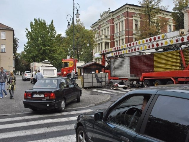 Zaskoczeni piesi uciekali na boki, nie chcąc stać się ofiarą zmotoryzowanych