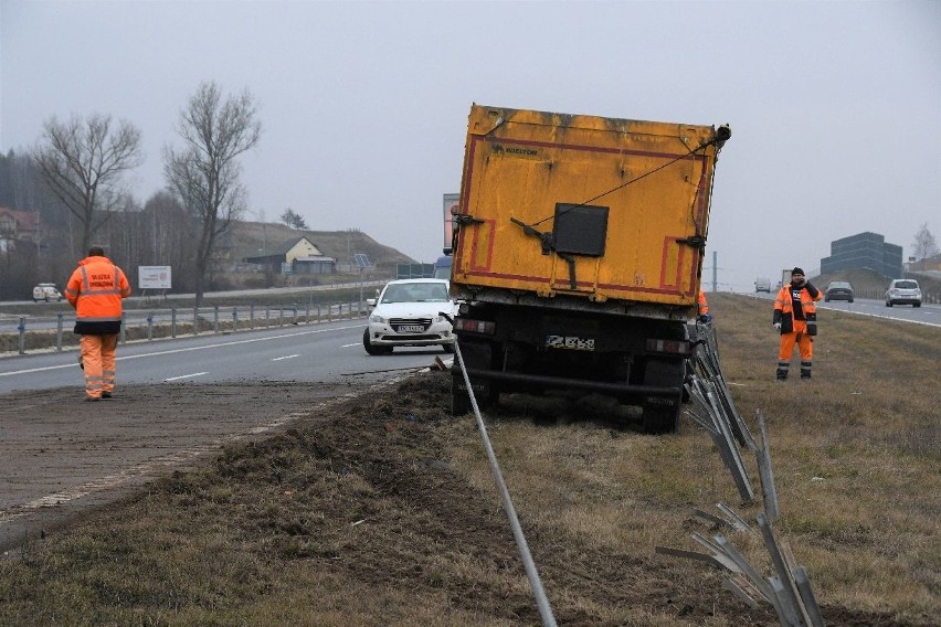 Groźnie na siódemce koło Chęcin. W ciężarówce wystrzeliła opona [ZDJĘCIA, WIDEO] 