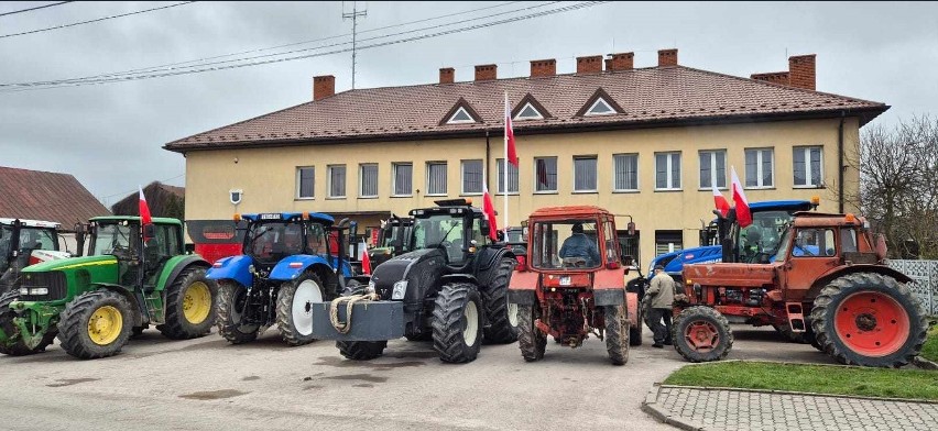 Protest rolników w Wodzisławiu. Maszyny rolnicze zajęły wszystkie miejsca parkingowe przed urzędem gminy