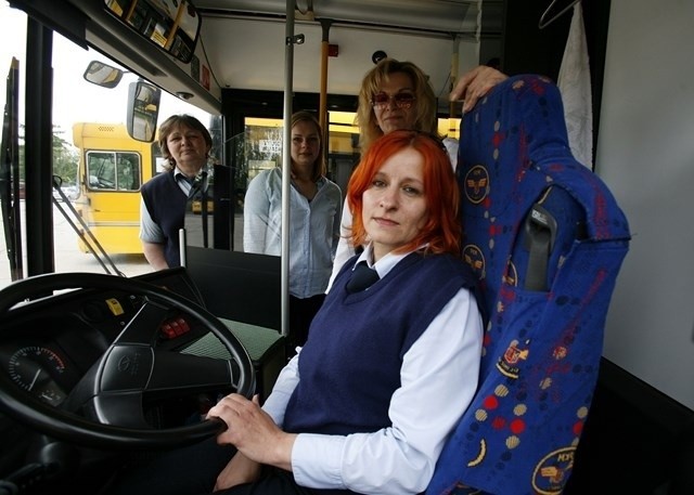 Kobieta za kierownicą autobusu