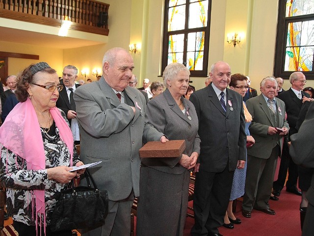 Anna i Leszek Dywińscy (pierwsi z lewej) obchodzą 60-lecie małżeństwa.