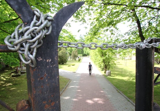 Brama prowadząca na Cmentarz Partyzancki spięta jest łańcuchem, pozostawiono jednak miejsce na przejście.