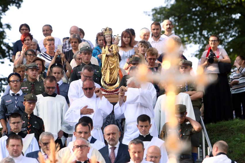 Odpust w Wąwolnicy. Tłumy wiernych zjechały do sanktuarium Matki Bożej Kębelskiej. Zobacz zdjęcia