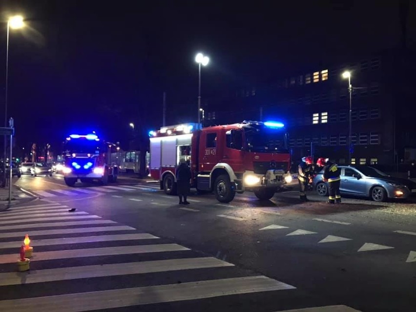 Zderzenie dwóch samochodów na skrzyżowaniu Piastów i Pułaskiego w Szczecinie. Zablokowane były tory tramwajowe [ZDJĘCIA z wypadku]