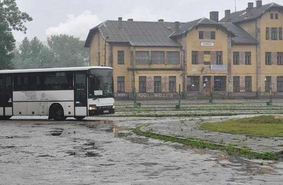 Dawny dworzec PKS to obecnie jedynie plac - przystanek bez oświetlenia i toalet. Spółki nie stac na podnajmowanie pomieszczeń od Polskich Kolei Państwowych na dworcu należącym do tej firmy.