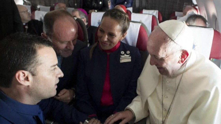 Wyjątkowy ślub! Papież Franciszek udzielił ślubu na pokładzie samolotu. To pierwszy taki ślub w historii