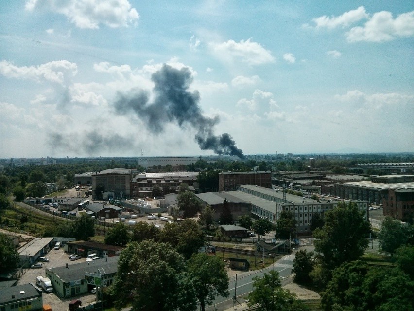 Wrocław: Pożar w Hutmenie przy Grabiszyńskiej. Było realne zagrożenie wybuchem (FILMY, ZDJĘCIA)