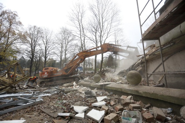 Kolejny etap przebudowy szpitala.Wyburzanie przybuKolejny etap przebudowy szpitala.Wyburzanie przybudówki.