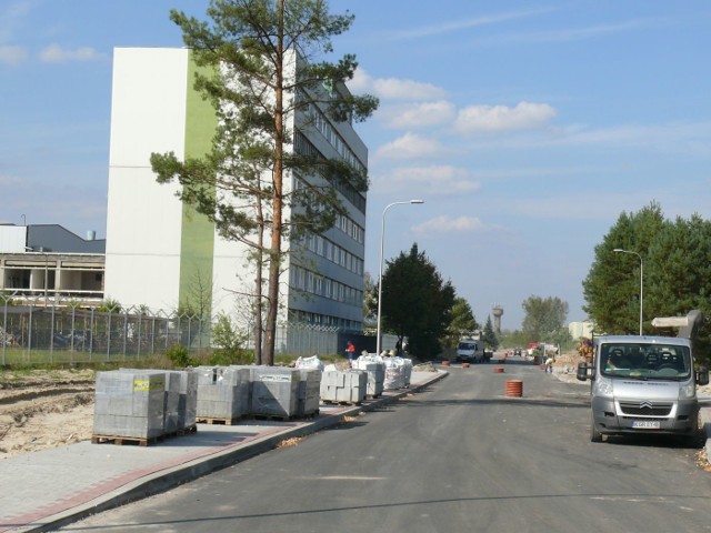 Gotowy odcinek drogi przy Centrum Produkcji Wojskowej.