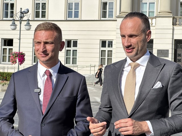 Robert Bąkiewicz i Janusz Kowalski chcą likwidacji przywileju dla mniejszości narodowych. Więcej na kolejnych zdjęciach