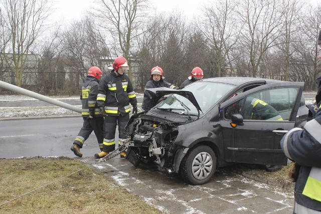 Wypadek na Popiełuszki. Mężczyzna wjechał w latarnię