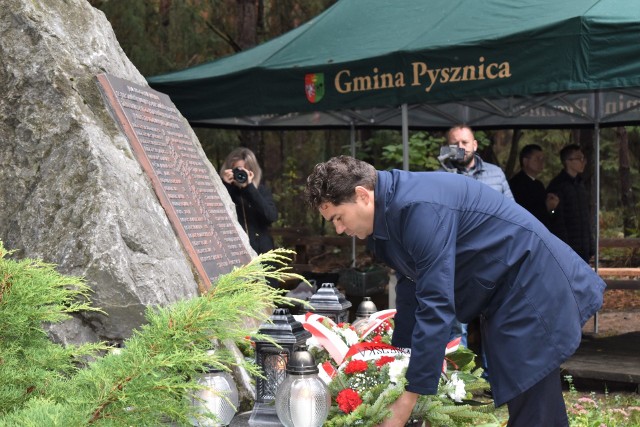 Wieniec przy obelisku z tablicą ofiar bestialskiej niemieckiej pacyfikacji złożył prezydent Stalowej Woli Lucjusz Nadbereżny