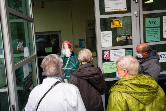 Długie jak tasiemiec kolejki do lekarzy to dla chorych żadna nowość. Liczone w tygodniach, a nawet w miesiącach terminy do lekarza to już codzienność. W galerii sprawdziliśmy ile trzeba czekać na termin w ramach NFZ na wizytę u różnych specjalistów w Małopolsce. Kliknij w przycisk "zobacz galerię" i przesuwaj zdjęcia w prawo - naciśnij strzałkę lub przycisk NASTĘPNE.