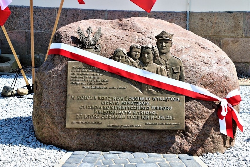 Osłonięcie tablicy poświęconej rodzinom żołnierzy wyklętych.