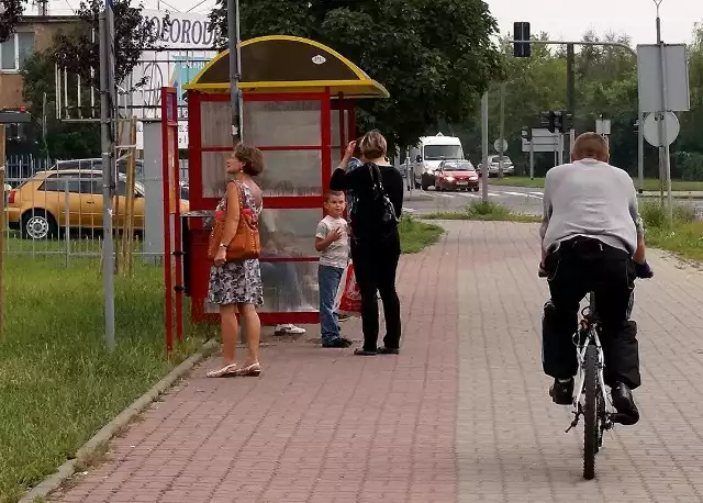 Na Miechowickiej ścieżkę poprowadzono przez wiatę autobusowego przystanku.