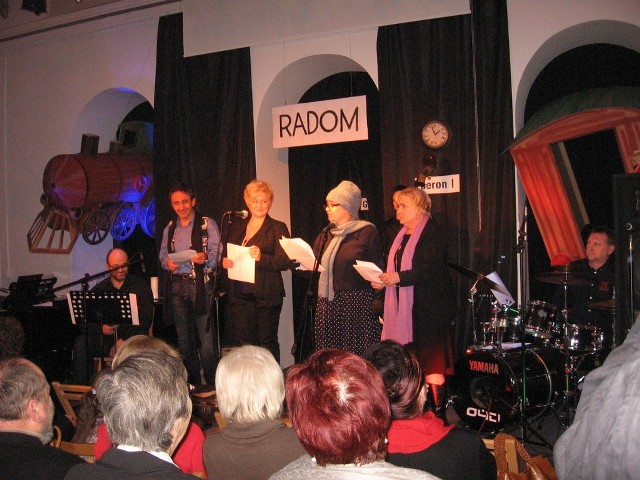 Danuta Dolecka, Izabela Brejtkop, Iwona Pieniążek i Jarosław Rabenda  bawili bardzo licznie zgromadzoną  publiczność skeczami z kabaretów, które współtworzył bohater wieczoru,