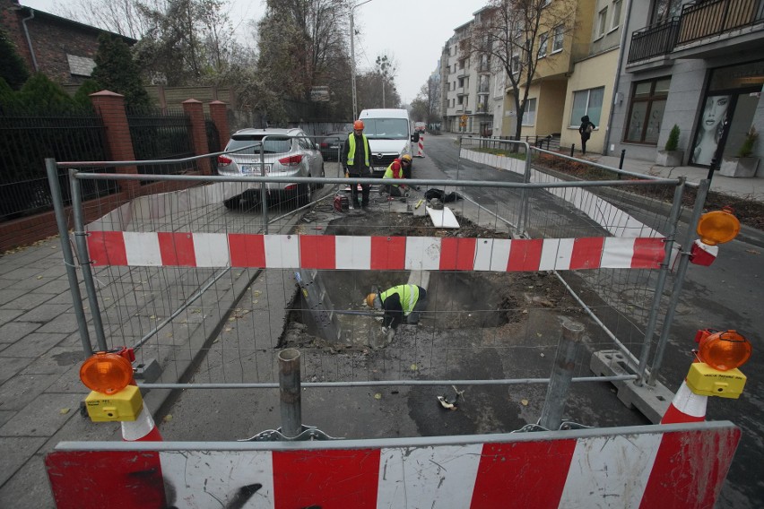 Na poznańskiej Wildzie pękła rura doprowadzająca ciepłą...