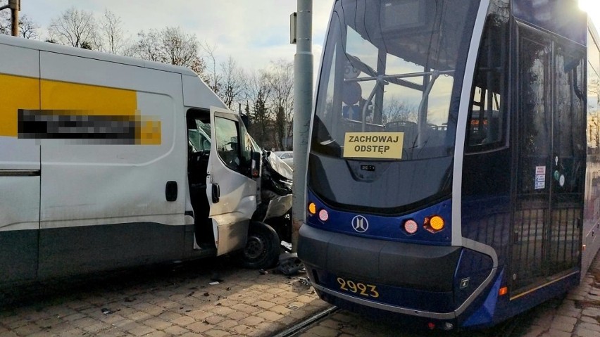 Wypadek tramwaju z busem na al. Karkonoskiej we Wrocławiu....