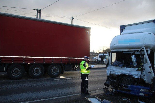 Na jednej z dróg dojazdowych do miasta doszło we wtorek w południe do niebezpiecznego zdarzenia z udziałem dwóch aut ciężarowych. Policja wciąż bada okoliczności.Jak wynika ze wstępnych ustaleń policjantów, kierujący starem, 58-letni mieszkaniec powiatu bydgoskiego, nie dostosował prędkości do warunków drogowych i najechał na tył poprzedzającego go dafa. Następnie auto zjechało na przeciwny pas ruchu uszkadzając przydrożną lampę.Flesz - wypadki drogowe. Jak udzielić pierwszej pomocy?