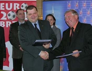 Umowę podpisali burmistrz Wojciech Huczyński i prezes Tadeusz Chodorowski. (fot. Jarosław Staśkiewicz)
