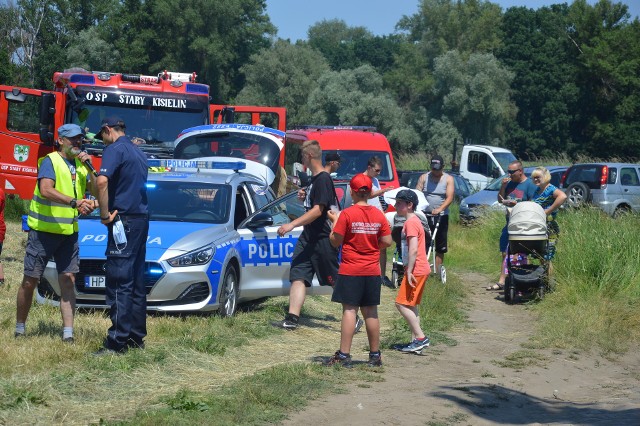 W sobotę, 19 czerwca, na polanie koło Odry we wsi Wielobłota odbył się piknik "Bezpieczne wakacje". Pomimo że w południe żar lał się z nieba, mieszkańcy gminy Zabór wspólnie bawili się na festynie. Dla uczestników przygotowano szereg atrakcji, m.in. pokazy strażackich akcji ratunkowych na wodzie, ale również konkursy dla najmłodszych, bańki mydlane, strzelnicę oraz poczęstunek. Organizatorzy nie ukrywali jednak, że oprócz miłej formy spędzenia wolnego czasu celem nadrzędnym pikniku jest uświadomienie mieszkańców w kwestii bezpieczeństwa nad wodą, tak aby w przyszłości zapobiec tragicznym utonięciom.- Jest gorąco, ale świetnie się bawimy. Cieszę się, że w naszej gminie przygotowano rodzinną imprezę, gdzie można się wybrać z dziećmi - twierdzi Joanna Majewska, którą na miejscu spotkaliśmy z jej 5-letnią córką Kalinką. - Mam nadzieję, że takich festynów podczas tych wakacji będzie więcej - dodaje. Wideo: Zielona Góra. Piknik Zdrowia na zielonogórskim deptaku