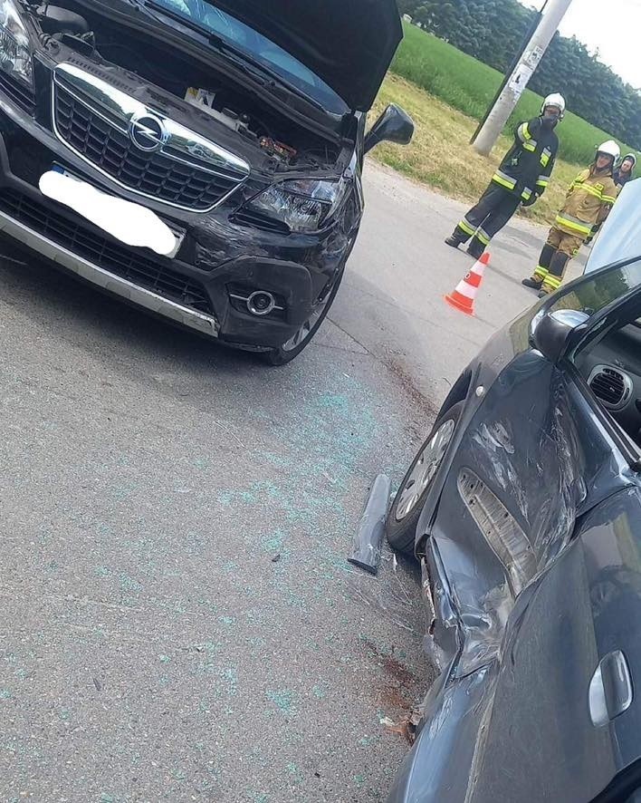 Zderzenie dwóch samochodów w Jerzmanowicach. Osobami rannymi w wypadku zajęli się ratownicy z pogotowia