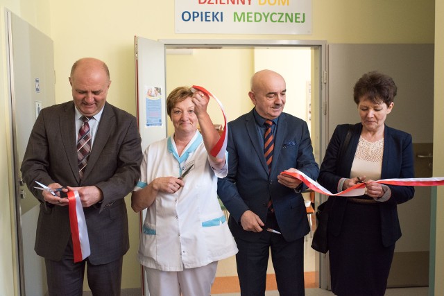 Dzienny Dom Opiekii Medycznej Stobrawskiego Centrum Medycznego w Kup przyjmuje pacjentów od 1 grudnia, ale w piątek został oficjalnie otwarty. Przeznaczony jest dla mieszkańców Dobrzenia Wielkiego, Popielowa, Murowa, Łubnian, Pokoju.