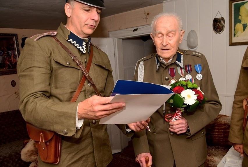 Wizyta z Klubu Wojskowego 7 BOW u kombatanta, który skończył 106 lat