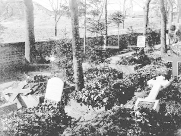 Widok zdewastowanych mogił na niemieckim cmentarzu w Szczecinku w roku 1923 (w tle widoczna wieża kościoła). 