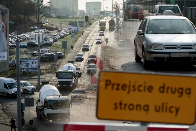 W środę, 6 lutego, plac budowy pod nową linię tramwajową na ulicy Kujawskiej zostanie przekazany wykonawcom. Tym samym rozpocznie się największa inwestycja komunikacyjna realizowana w centrum Bydgoszczy warta ponad 350 mln zł. Co się zmieni? Jakie utrudnienia czekają bydgoszczan w czasie prac?Zobacz więcej >>>Flesz - wypadki drogowe. Jak udzielić pierwszej pomocy?