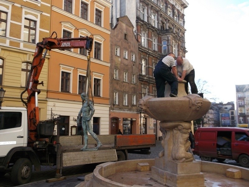 Wrocław: Szermierz zniknął z fontanny na pl. Uniwersyteckim (ZDJĘCIA)