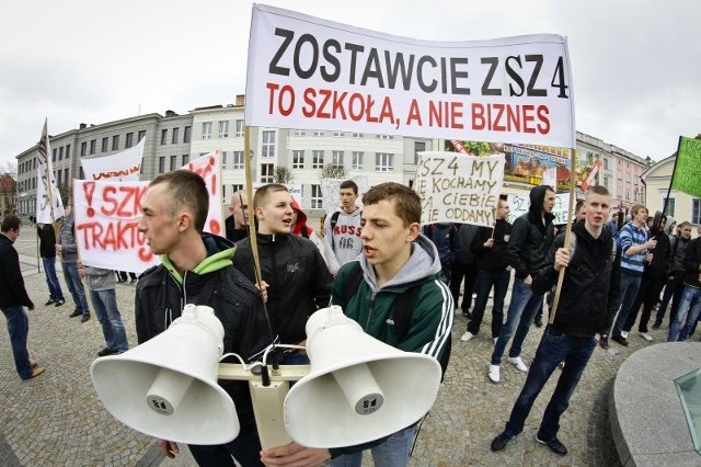 Na Rynek Kościuszki przyszło protestować kilkudziesięciu uczniów ZSZ nr 4. Młodzi są przeciwni likwidacji ich szkoły. - Drodzy radni, nie bądźcie bezradni - apelowali.