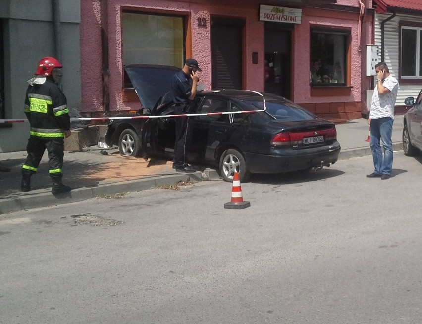 Samochód uderzył w dom w Lipsku