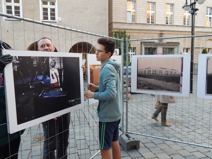 Zobacz, jak powstaje Opolski Festiwal Fotografii. Pierwsza wystawa już w Rynku [wideo, zdjęcia]