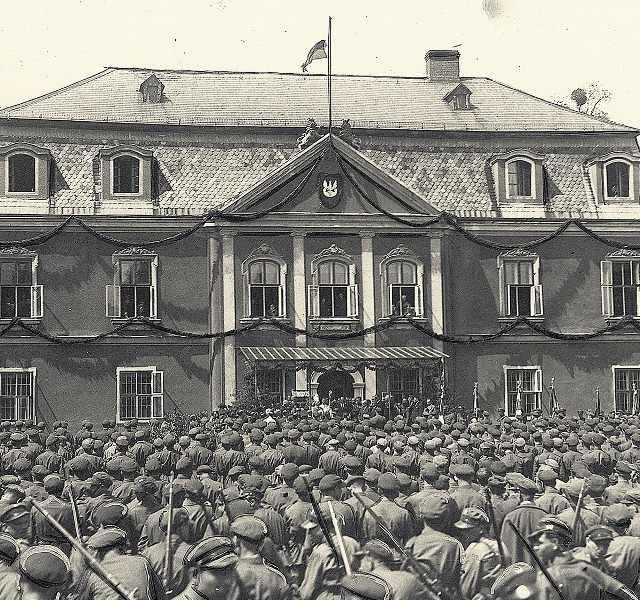 Oddziały Związku Strzeleckiego przed pałacem w Rybnej. Maj 1937 roku