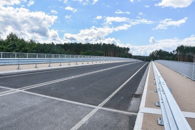 Zakończyło się największe przedsięwzięcie drogowe realizowane w ostatniej dekadzie na terenie powiatu szamotulskiego. W środę 6 lipca po południu obwodnicą Wronek przejechały pierwsze samochody, TIR i rowerzyści
