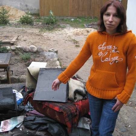 - Długo będę pamiętała tę noc - mówi Joanna Dancewicz, oglądając na podwórku spalone rzeczy swoich sąsiadów