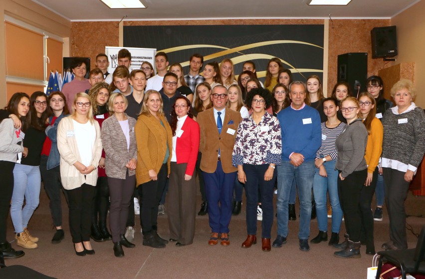 11-osobowe delegacje  uczniów z opiekunami z Czech oraz...