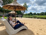 Burmistrz Wasilkowa otworzył zrewitalizowaną plażę przy ulicy Emilii Plater. Powstały nowe leżaki i przebieralnie (zdjęcia)