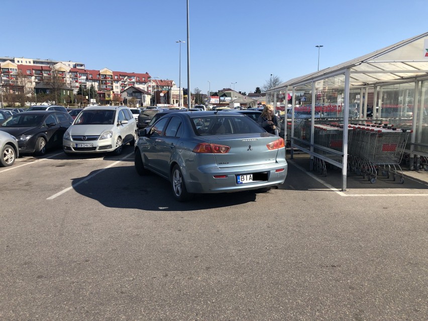 Białystok. Parkowanie na chama. Kierowca mitsubishi zajął dwa miejsca pod Auchan [ZDJĘCIA]