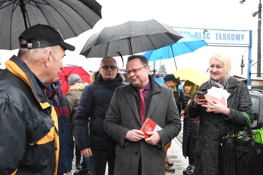 Poseł Andrzej Szejna wywołał wielkie emocje na bazarach w Kielcach. Chciał rozdawać konstytucję, został zwyzywany (ZDJĘCIA, WIDEO)