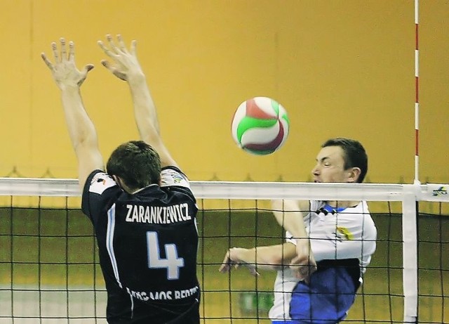 W tym ataku skrzydłowy gorzowian Krzysztof Kocik (z prawej) zdołał ominąć piłką blok Mateusza Zarankiewicza. Dwa duże punkty pojechały jednak do Będzina.