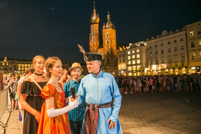 Tłumy krakowian tańczyły na Rynku Głównym. Trwa finałowy weekend Festiwalu Tańców Dworskich Cracovia Danza