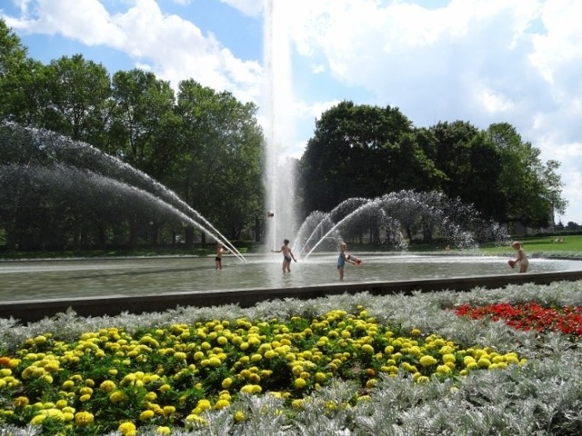 W środę przed południem nie brakowało chętnych do zabawy w fontannie w parku przed operą. Matki kąpiących się dzieciaków twierdzą, że woda w basenach i jeziorach też jest niezbyt czysta