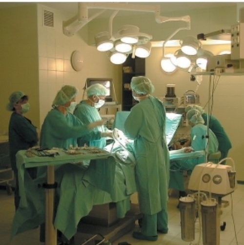 Tego rodzaju operacje w niektórych krajach stały się podstawową metodą leczenia. W Polsce poważną przeszkodą są wysokie koszty.