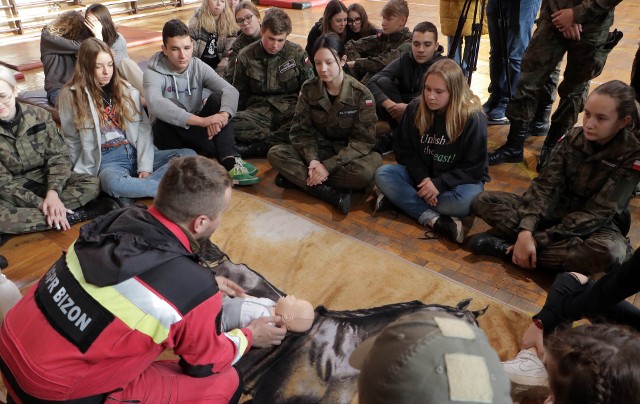 Pokazy ratownictwa medycznego Grupy Ratownictwa Specjalistycznego "Bizon" w III  Liceum Ogólnokształcącego w Grudziądzu. Zobacz zdjęcia>>>>>