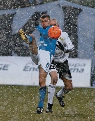 Tomasz Bandrowski (Lech, z lewej) zasłonił piłkę przed Mariuszem Ujkiem (GKS). Fot. PAP/ Grzegorz Michałowski