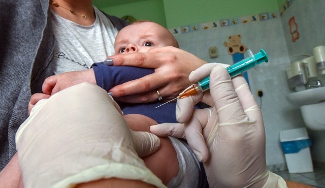 W Polsce istnieją dwie kategorie szczepień: obowiązkowe i zalecane. Teoretycznie każdy rodzic powinien bezwzględnie zaszczepić swoje dziecko przeciw chorobom z pierwszej grupy, czyli przeciwko gruźlicy, wirusowemu zapaleniu wątroby typu B, błonicy, tężcowi, krztuścowi, polio, odrze, śwince, różyczce, pneumokokom i zakażeniom wywołanym przez rotawirusy.