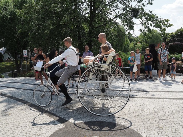 Na pikniku odbył się pokaz cyklistów. Zaprezentowali pierwsze rowery